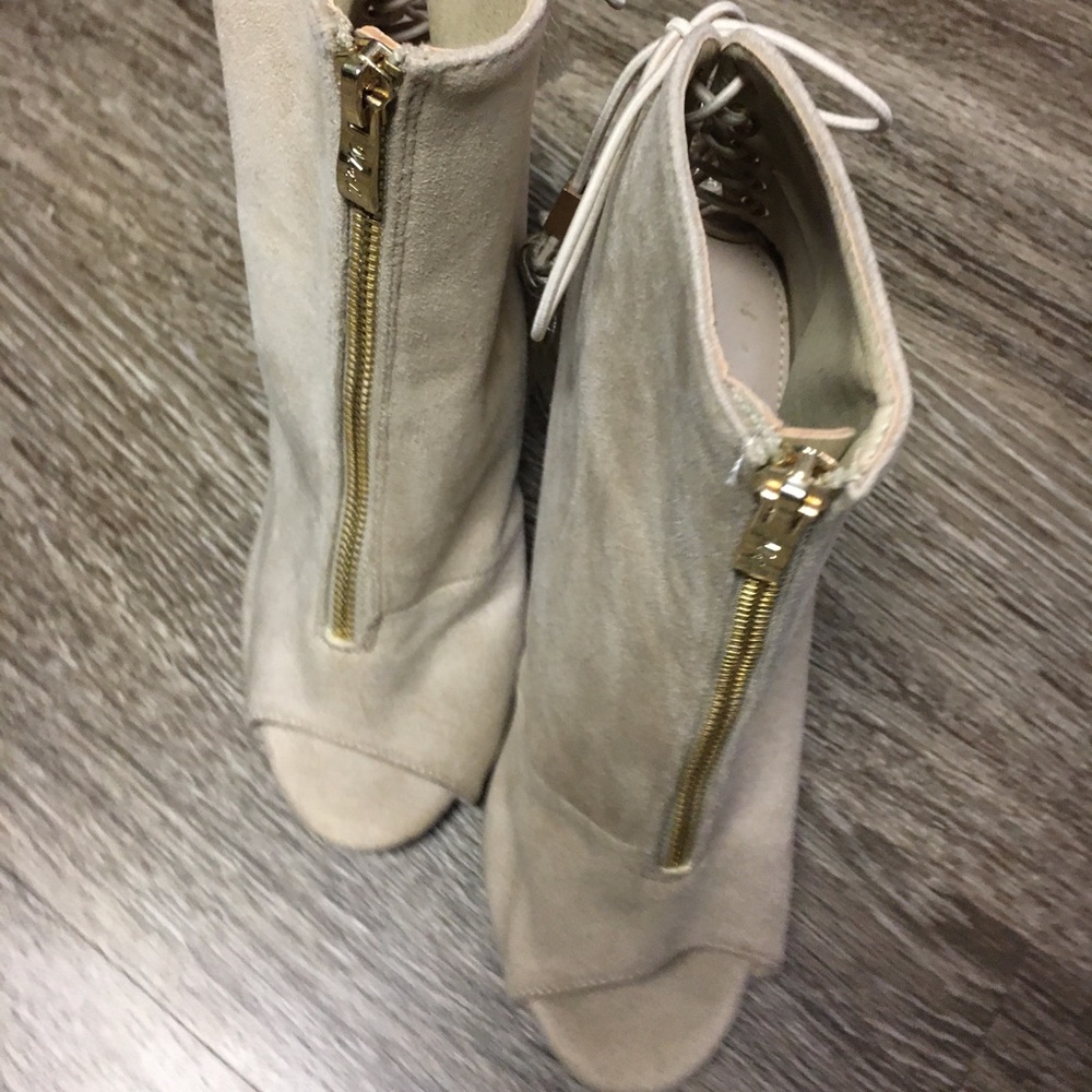 M & L women’s heeled ankle booties